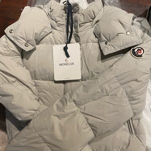 MONCLER
Grey Down Avione Jacket